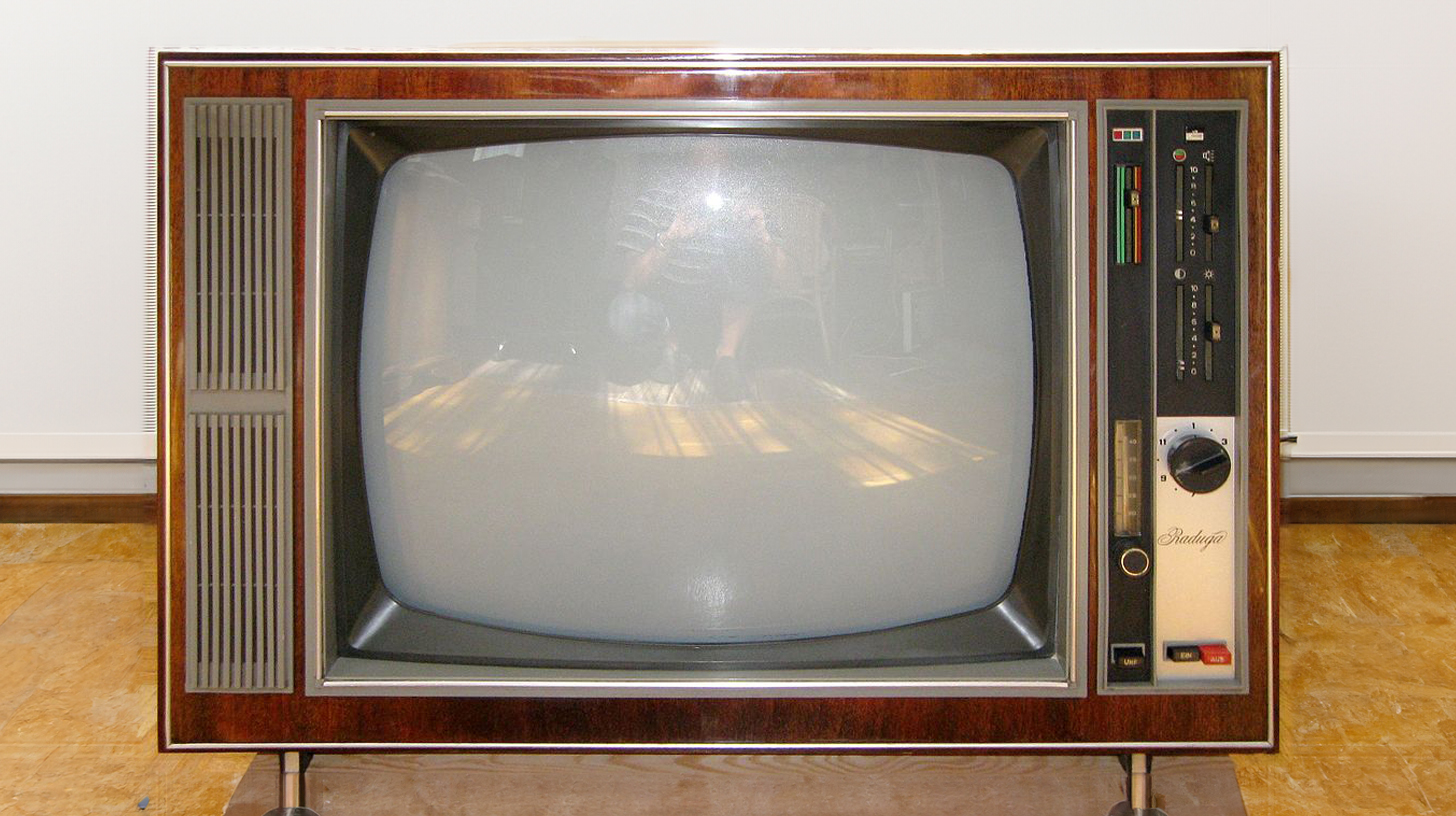 Почему удар кулаком по корпусу советского телевизора «чинил» его ...