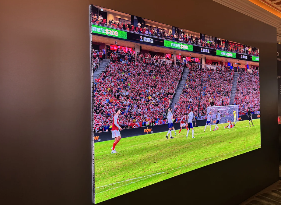 Samsung представила складной 140-дюймовый телевизор с расширенными боковыми панелями