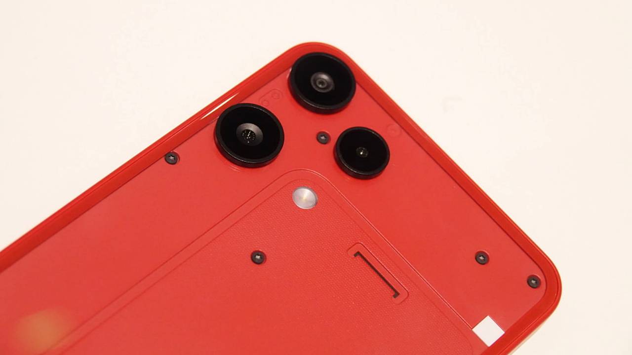 Nothing Phone (3a) Lite представлен в красном цвете для японского